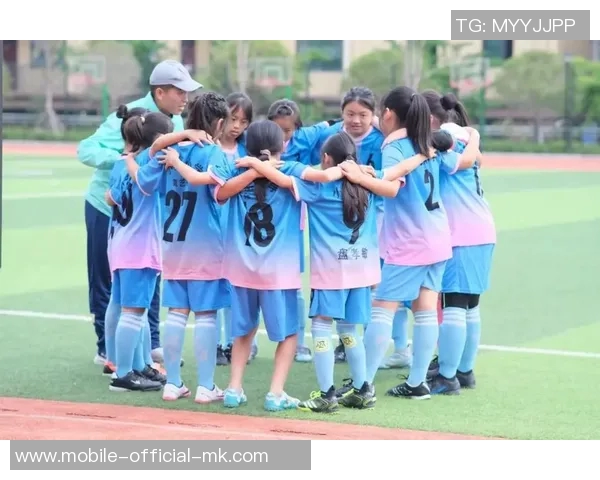 少女们在绿茵场上展现风采踢足球的青春梦想与拼搏精神 少女们在绿茵场上展现风采踢足球的青春梦想与拼搏精神